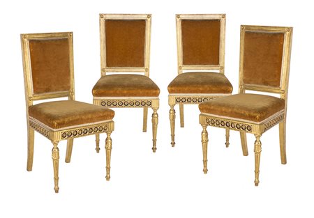 Quattro sedie in legno dorato, en suite con la console presentata al lotto...