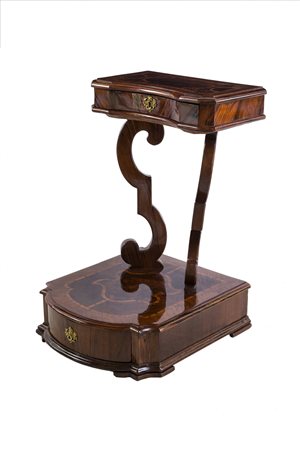 Inginocchiatoio lastronato in noce e radica di noce con riserve in...