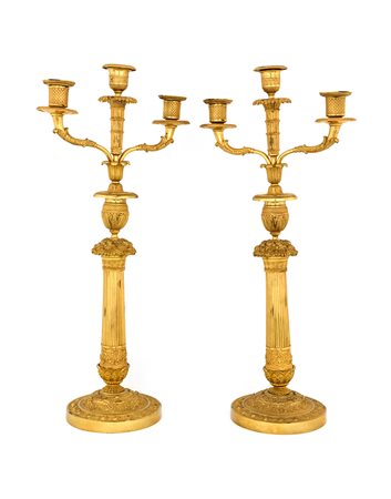Coppia di candelabri in bronzo cesellato e dorato a doppio uso, con tre...