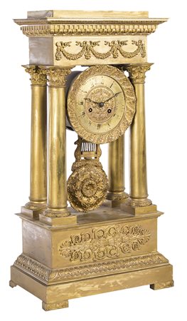 Orologio impero a tempietto in bronzo dorato,quattro colonne con capitelli...