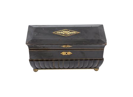 Cofanetto rettangolare in legno ebanizzato, con coperchio incernierato...