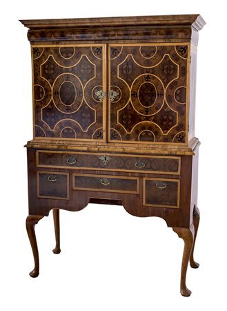 Stipo Queen Anne a due corpi in radica di ulivo con intarsi in legno di...