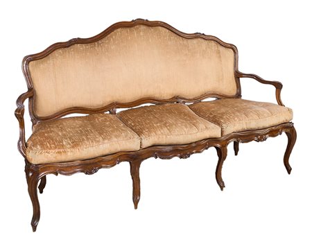 Divano in noce, con cornici sagomate e modanate ad andamento curvilineo;...