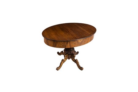 Tavolo musicale in noce, di forma ovale con piano apribile a celare un piano...