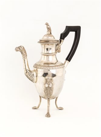 Antica caffettiera in argento manico in legno ebanizzato, g 868 altezza cm 30