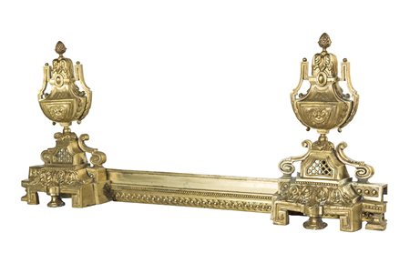 Finitura da camino in bronzo dorato, con mostra lineare decorata da...