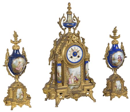Trittico in metallo dorato e porcellana di sevres, composto da un orologio e...