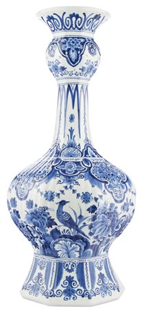 Grande vaso in porcellana dipinta bianco e blu, decorato a motivi floreali....