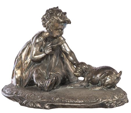 Gruppo scultoreo in terracotta argentata raffigurante una bambina che gioca...