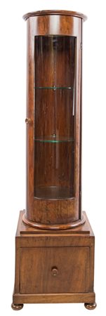 Particolare vetrinetta a colonna in legno di noce, un cassetto sul basamento...