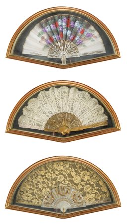 Tre antichi ventagli con montatura in madreperla entro cornice in legno...