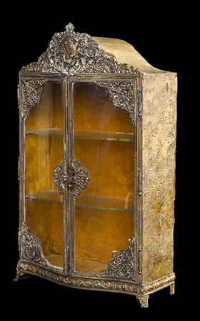 Modello di vetrina d'epoca Liberty in metallo sbalzato, con fitta decorazione...