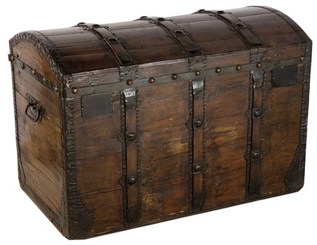 Baule in noce con parte superiore ad arco, borchie e maniglie laterali in...