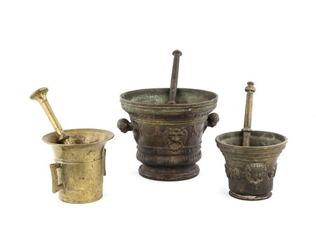 Tre antichi mortai in bronzo con pestello: il primo di forma cilindrica e...