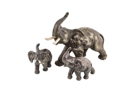 Gruppo di tre sculture in terracotta argentata raffiguranti elefanti scuola...