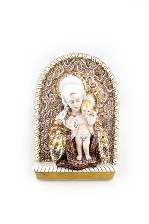 Placca in maiolica policroma raffigurante Madonna col Bambino, cm 45x30x10,...