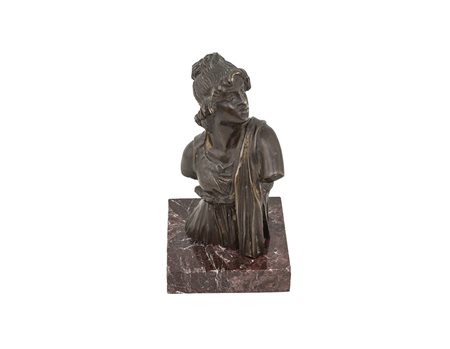 Scultura in bronzo raffigurante busto di vestale; base in marmo, altezza 24....