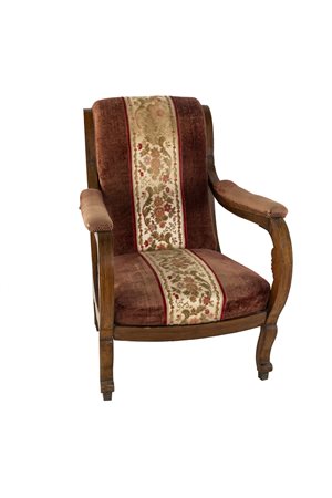 Coppia di poltrone in noce con filettature in legno chiaro; schienali e...