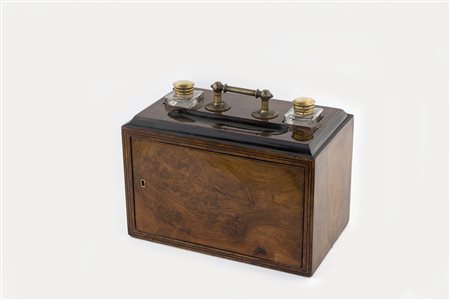 Calamaio da viaggio con portacorrispondenza basculante a scomparsa in radica...