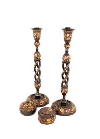 Lotto composto da quattro oggetti in cartapesta dipinta: una coppia di...