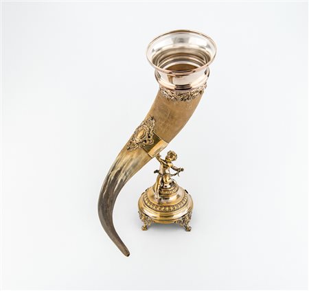 Trionfo a cornucopia composta da un corno di animale montato su una base...