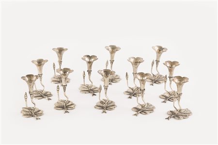 Lotto di dodici segnaposto in argento a forma di fiore g 190