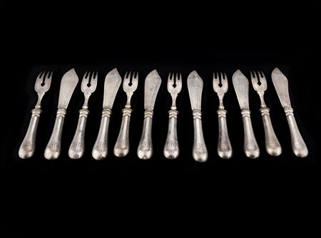 Il servizio in argento vermeille presenta lo stemma di una casata greca.