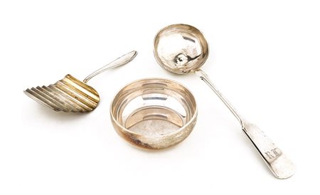 Lotto composto da un mestolo, una paletta ed una ciotola g 548