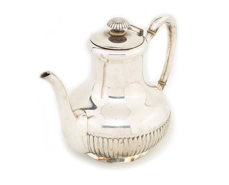 Teiera in argento bordo baccellato nella parte inferiore peso g 614