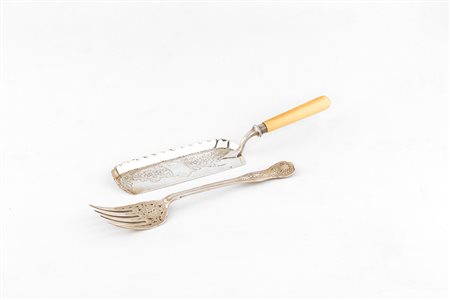 Lotto composto da una forchetta e un raccoglibriciole in argento con manico...