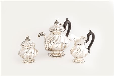 Servizio da tè in argento con manici in legno ebanizzato composto da teiera...