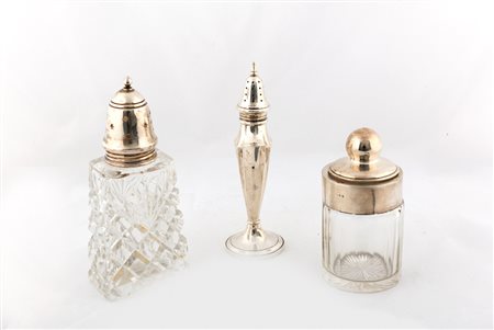 Lotto composto da uno spargizucchero in argento di manifattura americana un...