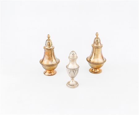 Lotto di due spargizucchero in argento vermeille e un piccolo spargisale g...