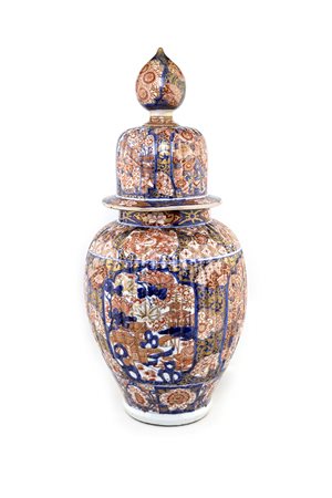 Coppia di vasi in porcellana policroma con decori floreali e paesaggistici...