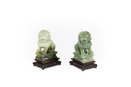 Due cani di phò in giada verde, cm 14,5x9x6