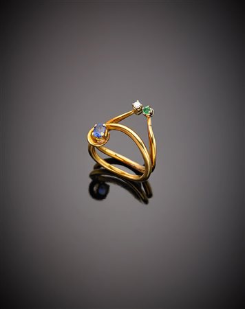 Anello in oro giallo con zaffiro, diamanti e smeraldo, g.6,20, misura 10/50...