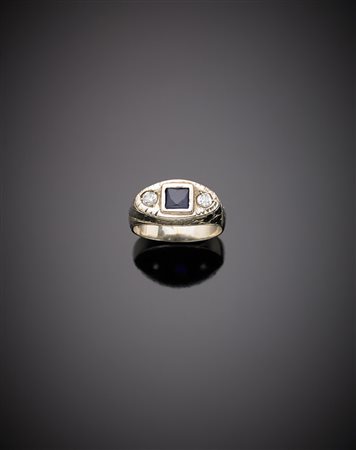 Anello in oro bianco con diamanti rotondi e zaffiro quadrato, g.4,40 misura...