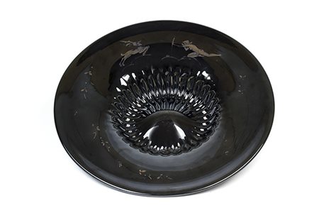 MANIFATTURA MURANESE, Grande piatto decorato con scena di caccia in argento,...