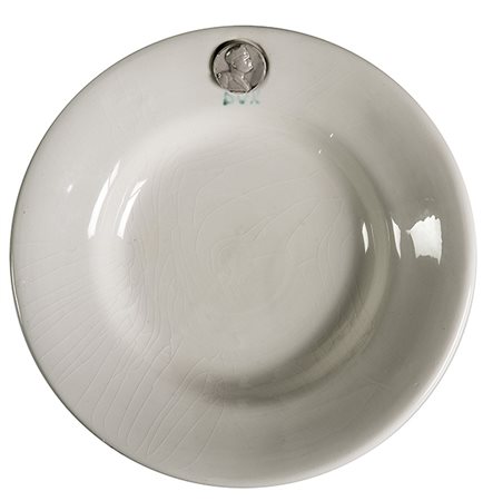 MANIFATTURA ITALIANA, Piatto con placchetta decorata con profilo del Duce in...