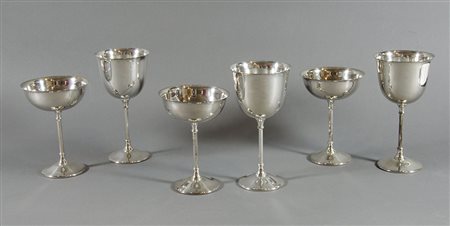 Lotto di 18 bicchieri e calici in metallo.