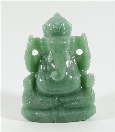 Scultura in giada raffigurante divinità orientale. H. cm. 16.