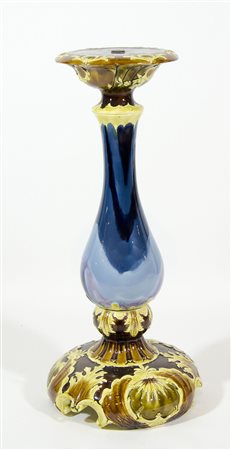 Colonna in ceramica policroma decorata a motivi floreali. Inizio XX secolo....