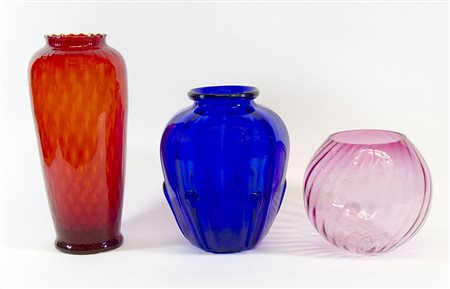 Lotto di 3 vasi in vetro. H. max cm. 34.