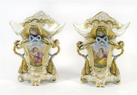 Coppia di vasi in porcellana policroma e dorata con manici laterali.FIne XIX...