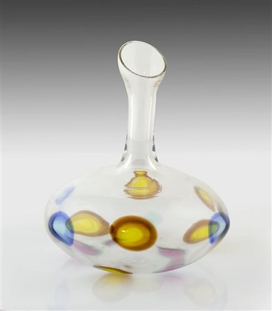 Bottiglia in vetro policromo. Firmata Michela Cattai Murano. H. cm. 23.