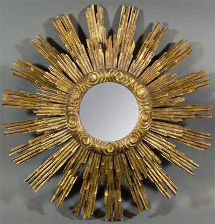 Specchiera rotonda in legno dorato a forma di sole. Diam. cm. 62.