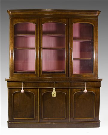 Credenza inglese a doppio corpo in legno con parte superiore a 3 ante a...