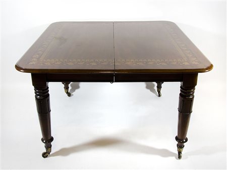 Tavolo da pranzo allungabile con piano intarsiato in legni chiari a motivi...