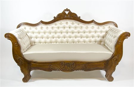 Divano a 2 posti da barca in legno con schienale mosso e scolpito. Lung. cm....