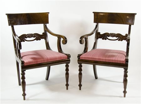 Coppia di poltrone in legno con schienale a cartella orizzontale scolpita....